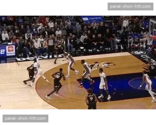 镜头聚焦:76人队马克西在一次24秒进攻中完成长达200米的连续变速跑动 镜头聚焦:76人队马克西在一次24秒进攻中完成长达200米的连续变速跑动