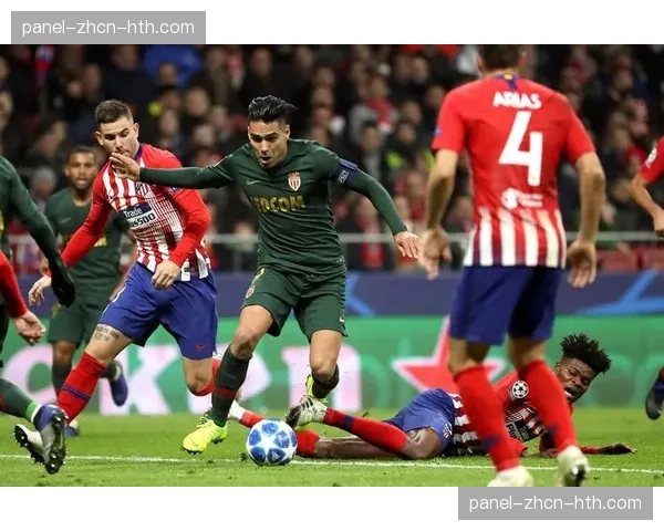 战术观察:洛里昂变阵三后卫,短暂遏制巴黎边路攻势。 战术观察:洛里昂变阵三后卫,短暂遏制巴黎边路攻势。